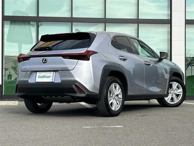 レクサス ＵＸ 和歌山県 2023(令5)年 0.4万km シルバー 三眼LEDヘッドライト/純正ナビ/フルセグTV/パノラミックビューモニター/プリクラッシュセーフティー/レーダークルーズコントロール/レーンディパーチャーアラート/前後ドライブレコーダー/ビルトインETC２．０/純正フロアマット/純正アルミホイール/パワーシート/ポジションメモリー/シートヒーター/ステアリングヒーター/オートライト/オートマチックハイビーム