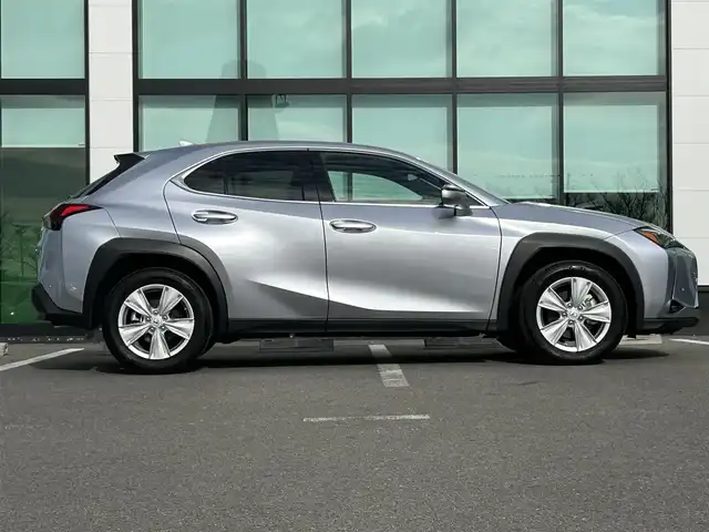 レクサス ＵＸ 和歌山県 2023(令5)年 0.4万km シルバー 三眼LEDヘッドライト/純正ナビ/フルセグTV/パノラミックビューモニター/プリクラッシュセーフティー/レーダークルーズコントロール/レーンディパーチャーアラート/前後ドライブレコーダー/ビルトインETC２．０/純正フロアマット/純正アルミホイール/パワーシート/ポジションメモリー/シートヒーター/ステアリングヒーター/オートライト/オートマチックハイビーム