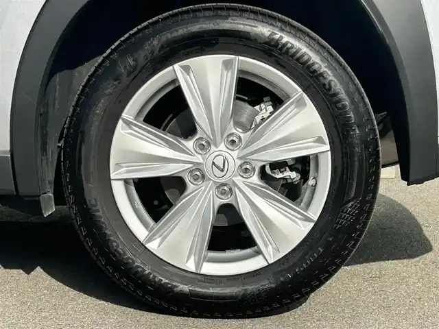 レクサス ＵＸ 和歌山県 2023(令5)年 0.4万km シルバー 三眼LEDヘッドライト/純正ナビ/フルセグTV/パノラミックビューモニター/プリクラッシュセーフティー/レーダークルーズコントロール/レーンディパーチャーアラート/前後ドライブレコーダー/ビルトインETC２．０/純正フロアマット/純正アルミホイール/パワーシート/ポジションメモリー/シートヒーター/ステアリングヒーター/オートライト/オートマチックハイビーム