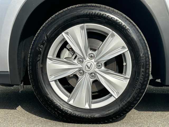 レクサス ＵＸ 和歌山県 2023(令5)年 0.4万km シルバー 三眼LEDヘッドライト/純正ナビ/フルセグTV/パノラミックビューモニター/プリクラッシュセーフティー/レーダークルーズコントロール/レーンディパーチャーアラート/前後ドライブレコーダー/ビルトインETC２．０/純正フロアマット/純正アルミホイール/パワーシート/ポジションメモリー/シートヒーター/ステアリングヒーター/オートライト/オートマチックハイビーム