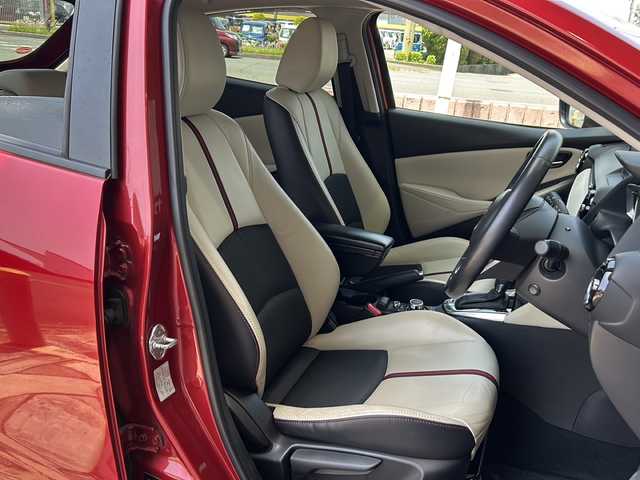 マツダ デミオ 13S Lパッケージ 静岡県 2015(平27)年 7.5万km ソウルレッドプレミアムメタリック 純正ナビ/・バックモニター/・Bluetooth/・フルセグTV/・USB/・AUX/・CD/DVD/・ステアリングスイッチ/主要装備/・プッシュスタート/・ETC車載器/・衝突被害軽減システム/・ハーフレザーシート/・LEDヘッドライト/・オートライト/・純正ＡＷ/・スマートキー/・スペアキー/・アイドリングストップ/・コーナーセンサー