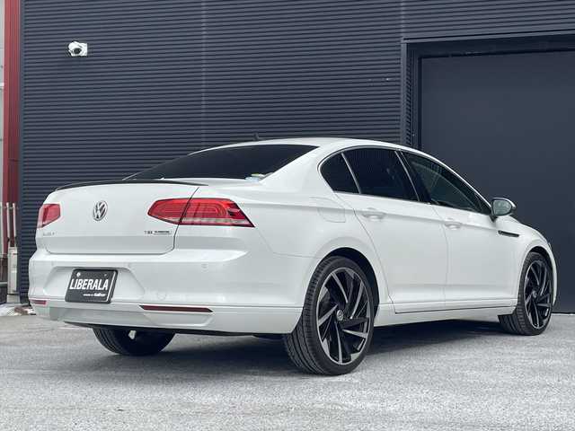 フォルクスワーゲン パサート TSI コンフォートライン 和歌山県 2015(平27)年 8.2万km 白 Discover Pro/フルセグテレビ/バックカメラ/ACC/D席パワーシート/FRコーナーセンサー/アイドリングストップ/LEDヘッドライト/オートホールド/ETC