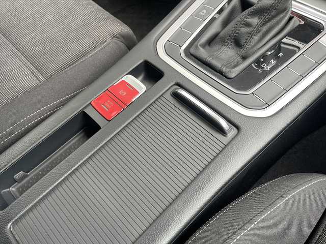 フォルクスワーゲン パサート TSI コンフォートライン 和歌山県 2015(平27)年 8.2万km 白 Discover Pro/フルセグテレビ/バックカメラ/ACC/D席パワーシート/FRコーナーセンサー/アイドリングストップ/LEDヘッドライト/オートホールド/ETC