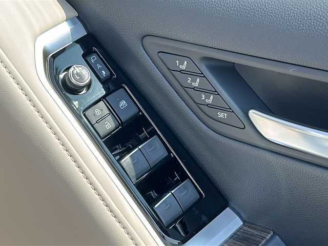 トヨタ ランドクルーザー ZX 鹿児島県 2025(令7)年 0.1千km プレシャスホワイトパール 純正ディスプレイオーディオ/フルセグTV/ETC2.0　/周囲カメラ/Bluetooth接続/クルーズコントロール/４WD/MTモード付AT/電動ムーンルーフ/電動リアゲート/パワーシート/レザーシート/ルーフレール/モデリスタ/オートライト/ヘッドレストモニター/ヘッドアップディスプレイ/電動格納サードシート/クールボックス/ワンオーナー/2025年改良モデル/純正20インチアルミホイール/純正フロアマット