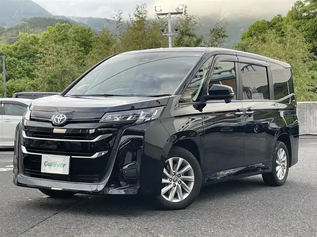 トヨタ ノア ハイブリッド G 長崎県 2023(令5)年 2万km アティチュードブラックマイカ ワンオーナー/ETC2.0/純正10.5インチマルチメディアシステム（ナビ/Bluetooth/FM/AM/TV/AppleCarPlay）/純正16インチアルミホイール/純正フロアマット/純正ドアバイザー/キーレス/レーダークルーズコントロール/ビークルスタビリティコントロール/レーントレーシングアシスト/オートヘッドライト/オートハイビーム/SRSエアバッグ(W＋サイド)/カーテンエアバッグ/バックカメラ/前後コーナーセンサー/衝突軽減システム/取扱説明書/記録簿/保証書/マルチメディアシステム取扱説明書