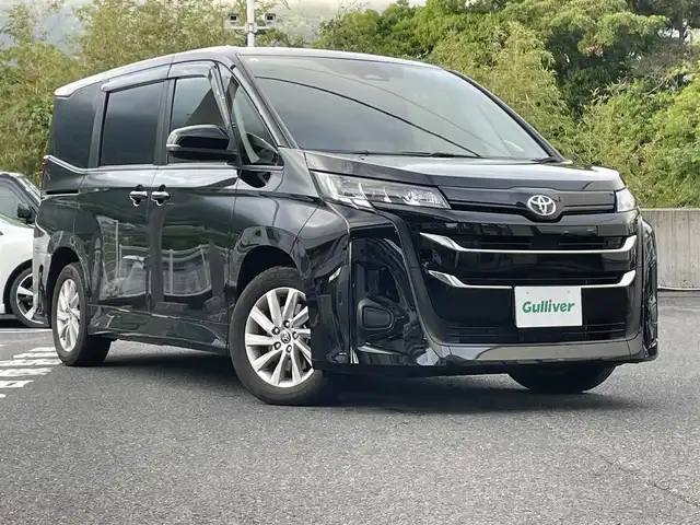 トヨタ ノア ハイブリッド G 長崎県 2023(令5)年 2万km アティチュードブラックマイカ ワンオーナー/ETC2.0/純正10.5インチマルチメディアシステム（ナビ/Bluetooth/FM/AM/TV/AppleCarPlay）/純正16インチアルミホイール/純正フロアマット/純正ドアバイザー/キーレス/レーダークルーズコントロール/ビークルスタビリティコントロール/レーントレーシングアシスト/オートヘッドライト/オートハイビーム/SRSエアバッグ(W＋サイド)/カーテンエアバッグ/バックカメラ/前後コーナーセンサー/衝突軽減システム/取扱説明書/記録簿/保証書/マルチメディアシステム取扱説明書