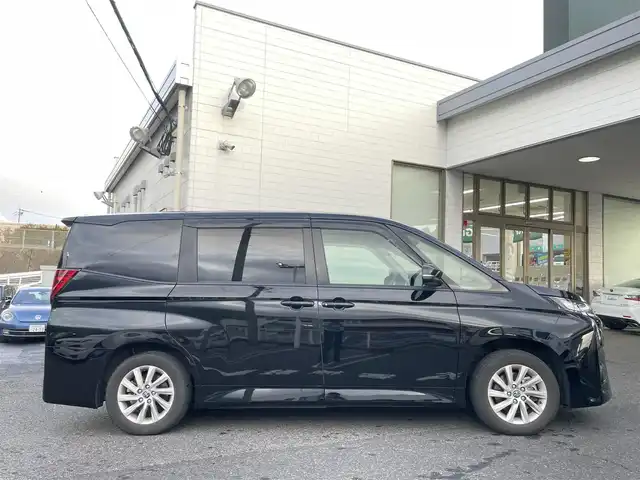 トヨタ ノア ハイブリッド G 長崎県 2023(令5)年 2万km アティチュードブラックマイカ ワンオーナー/ETC2.0/純正10.5インチマルチメディアシステム（ナビ/Bluetooth/FM/AM/TV/AppleCarPlay）/純正16インチアルミホイール/純正フロアマット/純正ドアバイザー/キーレス/レーダークルーズコントロール/ビークルスタビリティコントロール/レーントレーシングアシスト/オートヘッドライト/オートハイビーム/SRSエアバッグ(W＋サイド)/カーテンエアバッグ/バックカメラ/前後コーナーセンサー/衝突軽減システム/取扱説明書/記録簿/保証書/マルチメディアシステム取扱説明書