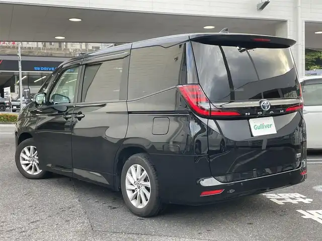 トヨタ ノア ハイブリッド G 長崎県 2023(令5)年 2万km アティチュードブラックマイカ ワンオーナー/ETC2.0/純正10.5インチマルチメディアシステム（ナビ/Bluetooth/FM/AM/TV/AppleCarPlay）/純正16インチアルミホイール/純正フロアマット/純正ドアバイザー/キーレス/レーダークルーズコントロール/ビークルスタビリティコントロール/レーントレーシングアシスト/オートヘッドライト/オートハイビーム/SRSエアバッグ(W＋サイド)/カーテンエアバッグ/バックカメラ/前後コーナーセンサー/衝突軽減システム/取扱説明書/記録簿/保証書/マルチメディアシステム取扱説明書