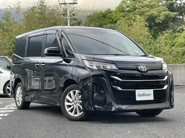 トヨタ ノア ハイブリッド G 長崎県 2023(令5)年 2万km アティチュードブラックマイカ ワンオーナー/ETC2.0/純正10.5インチマルチメディアシステム（ナビ/Bluetooth/FM/AM/TV/AppleCarPlay）/純正16インチアルミホイール/純正フロアマット/純正ドアバイザー/キーレス/レーダークルーズコントロール/ビークルスタビリティコントロール/レーントレーシングアシスト/オートヘッドライト/オートハイビーム/SRSエアバッグ(W＋サイド)/カーテンエアバッグ/バックカメラ/前後コーナーセンサー/衝突軽減システム/取扱説明書/記録簿/保証書/マルチメディアシステム取扱説明書