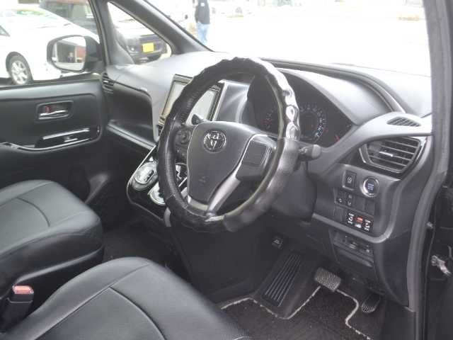 トヨタ ヴォクシー ZS 煌 長崎県 2017(平29)年 8.1万km ブラック /　純正9インチナビ/　フルセグTV/　Bluetooth/　バックカメラ/　ビルトインETC/　純正フリップダウンモニター/　純正ドライブレコーダー/　革調シートカバー/　両側電動スライドドア/　LEDヘッドライト/　フォグランプ/　純正16インチAW/　TOYOTA Safety Sense/　コーナーセンサー/