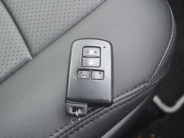 トヨタ ヴォクシー ZS 煌 長崎県 2017(平29)年 8.1万km ブラック /　純正9インチナビ/　フルセグTV/　Bluetooth/　バックカメラ/　ビルトインETC/　純正フリップダウンモニター/　純正ドライブレコーダー/　革調シートカバー/　両側電動スライドドア/　LEDヘッドライト/　フォグランプ/　純正16インチAW/　TOYOTA Safety Sense/　コーナーセンサー/