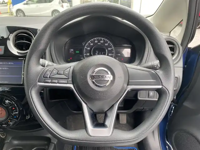 日産 ノート e－パワー X 兵庫県 2018(平30)年 8.8万km シャイニングブルー (株)IDOMが運営する【じしゃロン神戸名谷店】の自社ローン専用車両になりますこちらは現金またはオートローンご利用時の価格です。自社ローンご希望の方は別途その旨お申付け下さい。/純正ナビ/CD/DVD/Bluetooth/フルセグTV/全方位カメラ/インテリジェントルームミラー/衝突軽減ブレーキ/レーンキープアシスト/ETC/電動格納ミラー/LEDヘッドライト/オートライト/フォグランプ/前後クリアランスソナー/ステアリングスイッチ/純正フロアマット/サイドバイザー/社外アルミホイール/プッシュスタート/スマートキー/スペアキー
