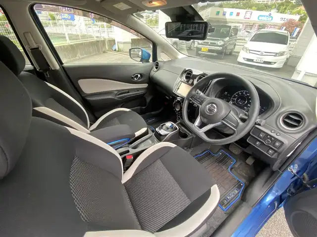 日産 ノート e－パワー X 兵庫県 2018(平30)年 8.8万km シャイニングブルー (株)IDOMが運営する【じしゃロン神戸名谷店】の自社ローン専用車両になりますこちらは現金またはオートローンご利用時の価格です。自社ローンご希望の方は別途その旨お申付け下さい。/純正ナビ/CD/DVD/Bluetooth/フルセグTV/全方位カメラ/インテリジェントルームミラー/衝突軽減ブレーキ/レーンキープアシスト/ETC/電動格納ミラー/LEDヘッドライト/オートライト/フォグランプ/前後クリアランスソナー/ステアリングスイッチ/純正フロアマット/サイドバイザー/社外アルミホイール/プッシュスタート/スマートキー/スペアキー