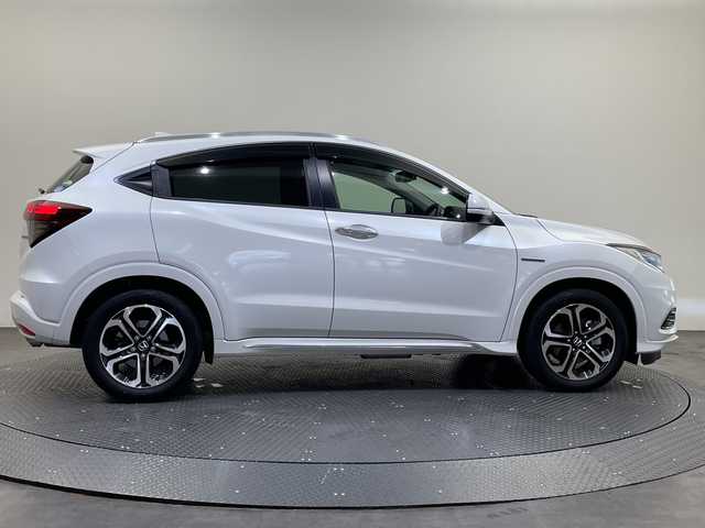 ホンダ ヴェゼル ハイブリッド Z ホンダセンシング 愛媛県 2019(令1)年 4.4万km プラチナホワイトパール ８型ナビ/フルセグ／Ｂｌｕｅｔｏｏｔｈ／ＣＤ／ＤＶＤ／ＵＳＢ/バックカメラ/ホンダセンシング/衝突軽減ブレーキ/レーダークルーズコントロール/ＥＴＣ/前方ドライブレコーダー/レーンキープアシスト/ＤＮ席シートヒーター/ハーフレザーシート/フロントフォグランプ/LEDヘッドライト