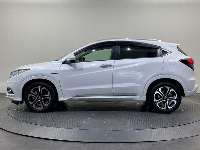 ホンダ ヴェゼル ハイブリッド Z ホンダセンシング 愛媛県 2019(令1)年 4.4万km プラチナホワイトパール ８型ナビ/フルセグ／Ｂｌｕｅｔｏｏｔｈ／ＣＤ／ＤＶＤ／ＵＳＢ/バックカメラ/ホンダセンシング/衝突軽減ブレーキ/レーダークルーズコントロール/ＥＴＣ/前方ドライブレコーダー/レーンキープアシスト/ＤＮ席シートヒーター/ハーフレザーシート/フロントフォグランプ/LEDヘッドライト
