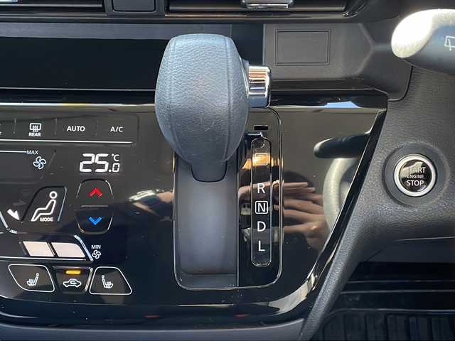 日産 ルークス ハイウェイスター X 長野県 2023(令5)年 1万km ホワイトパール 禁煙車/社外オーディオ（CD/AUX/FM/AM）/・インテリジェントエマージェンシーブレーキ/・踏み間違い衝突防止アシスト/・車線逸脱警報機能/・車線逸脱防止支援システム/・ふらつき警報機能/・標識認識機能/・コーナーセンサー/ETC/ハンズフリー片側電動スライドドア/ドライブレコーダー/シートヒーター/ベンチシート/LEDヘッドライト/フォグランプ/オートライト/スマートキー/Pスタート/電動格納ミラー/純正AWスタッドレス積み込み