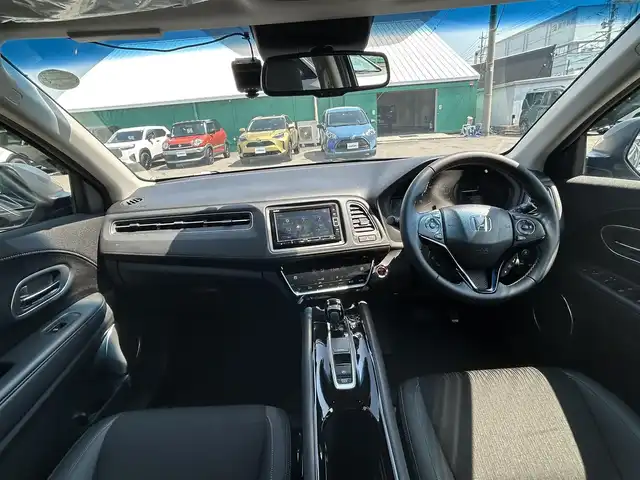 ホンダ ヴェゼル ハイブリッド Z ホンダセンシング 愛知県 2020(令2)年 2.5万km スーパープラチナグレーメタリック Gathers純正ナビ/（フルセグ、Bluetooth、CD/DVD、FM/AM）/レーダークルーズコントロール/ホンダセンシング/衝突軽減ブレーキ/バックカメラ/ETC/シートヒーター/コーナーセンサー/パドルシフト（MTモード）/LEDヘッドライト/ドライブレコーダー/全ドアワンタッチ式パワーウインドウ/プラズマクラスター技術搭載フルオートエアコン(左右独立)/スタッドレスタイヤ付き社外アルミ4本積込