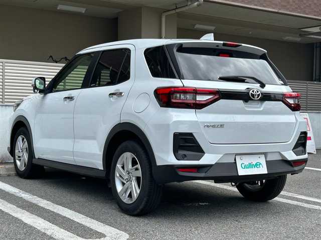 トヨタ ライズ G 大阪府 2023(令5)年 0.7万km シャイニングホワイトパール ワンオーナー/ナビレディパッケージ/パノラミックビュー対応ナビレディパッケージ/・パノラミックビューモニター/・ステアリングスイッチ/（オーディオ/ハンズフリー/パノラミックビュー操作）/BSM（ブラインドスポットモニター）/RCTA（リヤトラフィックアラート）/純正7インチナビ（NSZT-W68T）/・AM/FM/CD/DVD/BTフルセグ/スマートアシスト/・衝突回避支援ブレーキ/・衝突警報機能/・標識認識機能/・先行車発進お知らせ機能/・ブレーキ制御付誤発進抑制機能（前後）/・車線逸脱警報機能/車線逸脱抑制機能/・コーナーセンサー/純正LEDヘッドライト/純正16インチアルミホイール/前後ドライブレコーダー/ETC/保証書/取扱説明書/記録簿R5/R6