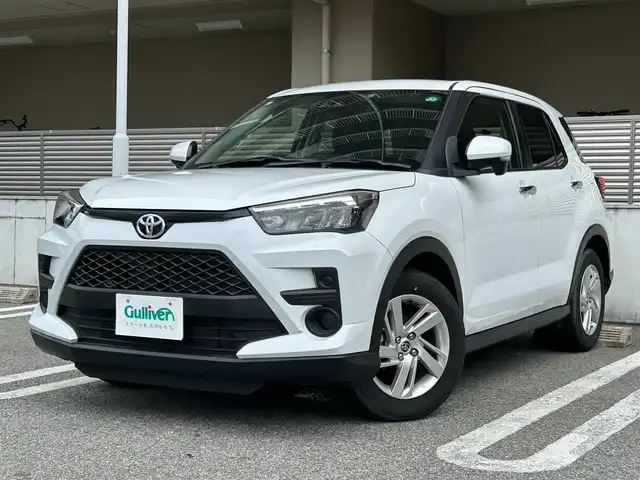 トヨタ ライズ G 大阪府 2023(令5)年 0.7万km シャイニングホワイトパール ワンオーナー/ナビレディパッケージ/パノラミックビュー対応ナビレディパッケージ/・パノラミックビューモニター/・ステアリングスイッチ/（オーディオ/ハンズフリー/パノラミックビュー操作）/BSM（ブラインドスポットモニター）/RCTA（リヤトラフィックアラート）/純正7インチナビ（NSZT-W68T）/・AM/FM/CD/DVD/BTフルセグ/スマートアシスト/・衝突回避支援ブレーキ/・衝突警報機能/・標識認識機能/・先行車発進お知らせ機能/・ブレーキ制御付誤発進抑制機能（前後）/・車線逸脱警報機能/車線逸脱抑制機能/・コーナーセンサー/純正LEDヘッドライト/純正16インチアルミホイール/前後ドライブレコーダー/ETC/保証書/取扱説明書/記録簿R5/R6