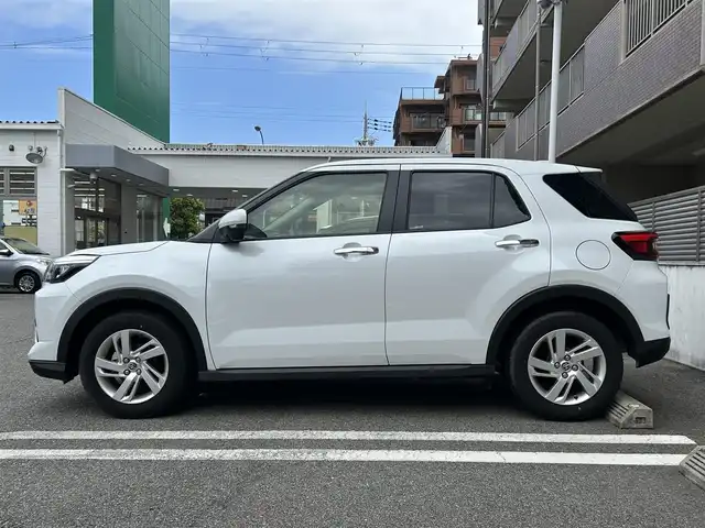 トヨタ ライズ G 大阪府 2023(令5)年 0.7万km シャイニングホワイトパール ワンオーナー/ナビレディパッケージ/パノラミックビュー対応ナビレディパッケージ/・パノラミックビューモニター/・ステアリングスイッチ/（オーディオ/ハンズフリー/パノラミックビュー操作）/BSM（ブラインドスポットモニター）/RCTA（リヤトラフィックアラート）/純正7インチナビ（NSZT-W68T）/・AM/FM/CD/DVD/BTフルセグ/スマートアシスト/・衝突回避支援ブレーキ/・衝突警報機能/・標識認識機能/・先行車発進お知らせ機能/・ブレーキ制御付誤発進抑制機能（前後）/・車線逸脱警報機能/車線逸脱抑制機能/・コーナーセンサー/純正LEDヘッドライト/純正16インチアルミホイール/前後ドライブレコーダー/ETC/保証書/取扱説明書/記録簿R5/R6