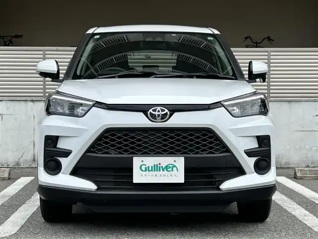 トヨタ ライズ G 大阪府 2023(令5)年 0.7万km シャイニングホワイトパール ワンオーナー/ナビレディパッケージ/パノラミックビュー対応ナビレディパッケージ/・パノラミックビューモニター/・ステアリングスイッチ/（オーディオ/ハンズフリー/パノラミックビュー操作）/BSM（ブラインドスポットモニター）/RCTA（リヤトラフィックアラート）/純正7インチナビ（NSZT-W68T）/・AM/FM/CD/DVD/BTフルセグ/スマートアシスト/・衝突回避支援ブレーキ/・衝突警報機能/・標識認識機能/・先行車発進お知らせ機能/・ブレーキ制御付誤発進抑制機能（前後）/・車線逸脱警報機能/車線逸脱抑制機能/・コーナーセンサー/純正LEDヘッドライト/純正16インチアルミホイール/前後ドライブレコーダー/ETC/保証書/取扱説明書/記録簿R5/R6