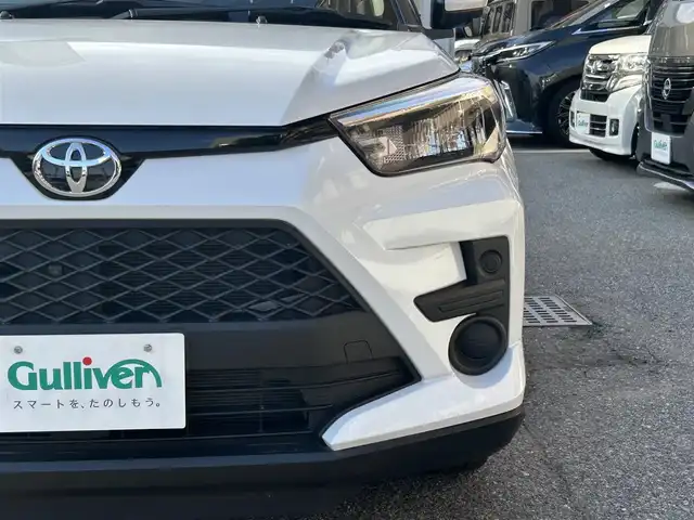 トヨタ ライズ G 大阪府 2023(令5)年 0.7万km シャイニングホワイトパール ワンオーナー/ナビレディパッケージ/パノラミックビュー対応ナビレディパッケージ/・パノラミックビューモニター/・ステアリングスイッチ/（オーディオ/ハンズフリー/パノラミックビュー操作）/BSM（ブラインドスポットモニター）/RCTA（リヤトラフィックアラート）/純正7インチナビ（NSZT-W68T）/・AM/FM/CD/DVD/BTフルセグ/スマートアシスト/・衝突回避支援ブレーキ/・衝突警報機能/・標識認識機能/・先行車発進お知らせ機能/・ブレーキ制御付誤発進抑制機能（前後）/・車線逸脱警報機能/車線逸脱抑制機能/・コーナーセンサー/純正LEDヘッドライト/純正16インチアルミホイール/前後ドライブレコーダー/ETC/保証書/取扱説明書/記録簿R5/R6