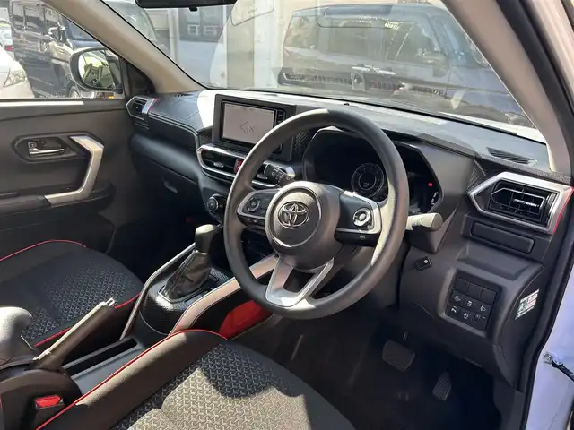 トヨタ ライズ G 大阪府 2023(令5)年 0.7万km シャイニングホワイトパール ワンオーナー/ナビレディパッケージ/パノラミックビュー対応ナビレディパッケージ/・パノラミックビューモニター/・ステアリングスイッチ/（オーディオ/ハンズフリー/パノラミックビュー操作）/BSM（ブラインドスポットモニター）/RCTA（リヤトラフィックアラート）/純正7インチナビ（NSZT-W68T）/・AM/FM/CD/DVD/BTフルセグ/スマートアシスト/・衝突回避支援ブレーキ/・衝突警報機能/・標識認識機能/・先行車発進お知らせ機能/・ブレーキ制御付誤発進抑制機能（前後）/・車線逸脱警報機能/車線逸脱抑制機能/・コーナーセンサー/純正LEDヘッドライト/純正16インチアルミホイール/前後ドライブレコーダー/ETC/保証書/取扱説明書/記録簿R5/R6