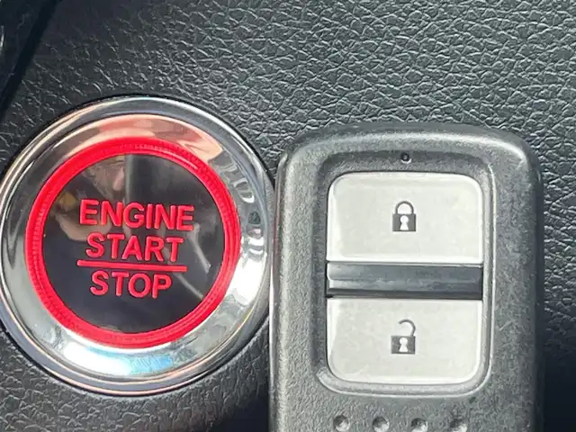 ホンダ ヴェゼル X ホンダセンシング 秋田県 2018(平30)年 8.1万km ルーセブラックM 純正ナビ/衝突軽減システム/フルセグ/４WD/バックカメラ/スマートキー/LEDヘッドライト/純正エンジンスターター/社外アルミ/アイドリングストップ/レーンキープアシスト/クルーズコントロール/前席シートヒーター/ドライブレコーダー/パーキングアシスト/プッシュスタート/純正フロアマット/純正ドアバイザー/ETC/ステアリングスイッチ/寒冷地仕様/オートライト/オートエアコン/パワーステアリング/パワーウィンドウ/横滑り防止/電動格納ウィンカーミラー/保証書/取扱説明書/記録簿
