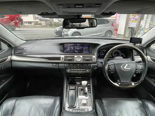 レクサス ＬＳ 600hL エグゼクティブP 熊本県 2012(平24)年 14.4万km スターライトブラックガラスフレーク サンルーフ/リヤエンターテイメント/マークレビンソン/純正ナビ/【フルセグ/Bluetooth/CD/DVD/ラジオ】/バックカメラ/レーダークルーズコントロール/レーンキープアシスト/ブラインドスポットモニター/プリクラッシュセーフティ/クリアランスソナー/黒革シート/全席パワーシート/シートヒーター/エアーシート/ステアリングヒーター/ビルトインETC/純正18インチAW/オートライト/オートハイビーム/LEDヘッドライト/リヤシェード/AC100V/保証書/取扱説明書