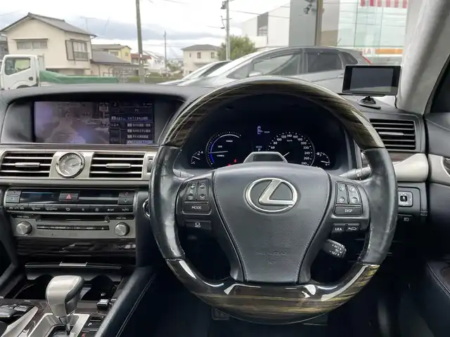 レクサス ＬＳ 600hL エグゼクティブP 熊本県 2012(平24)年 14.4万km スターライトブラックガラスフレーク サンルーフ/リヤエンターテイメント/マークレビンソン/純正ナビ/【フルセグ/Bluetooth/CD/DVD/ラジオ】/バックカメラ/レーダークルーズコントロール/レーンキープアシスト/ブラインドスポットモニター/プリクラッシュセーフティ/クリアランスソナー/黒革シート/全席パワーシート/シートヒーター/エアーシート/ステアリングヒーター/ビルトインETC/純正18インチAW/オートライト/オートハイビーム/LEDヘッドライト/リヤシェード/AC100V/保証書/取扱説明書