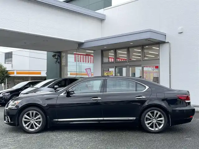 レクサス ＬＳ 600hL エグゼクティブP 熊本県 2012(平24)年 14.4万km スターライトブラックガラスフレーク サンルーフ/リヤエンターテイメント/マークレビンソン/純正ナビ/【フルセグ/Bluetooth/CD/DVD/ラジオ】/バックカメラ/レーダークルーズコントロール/レーンキープアシスト/ブラインドスポットモニター/プリクラッシュセーフティ/クリアランスソナー/黒革シート/全席パワーシート/シートヒーター/エアーシート/ステアリングヒーター/ビルトインETC/純正18インチAW/オートライト/オートハイビーム/LEDヘッドライト/リヤシェード/AC100V/保証書/取扱説明書