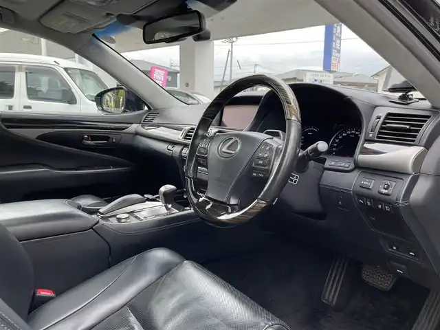 レクサス ＬＳ 600hL エグゼクティブP 熊本県 2012(平24)年 14.4万km スターライトブラックガラスフレーク サンルーフ/リヤエンターテイメント/マークレビンソン/純正ナビ/【フルセグ/Bluetooth/CD/DVD/ラジオ】/バックカメラ/レーダークルーズコントロール/レーンキープアシスト/ブラインドスポットモニター/プリクラッシュセーフティ/クリアランスソナー/黒革シート/全席パワーシート/シートヒーター/エアーシート/ステアリングヒーター/ビルトインETC/純正18インチAW/オートライト/オートハイビーム/LEDヘッドライト/リヤシェード/AC100V/保証書/取扱説明書