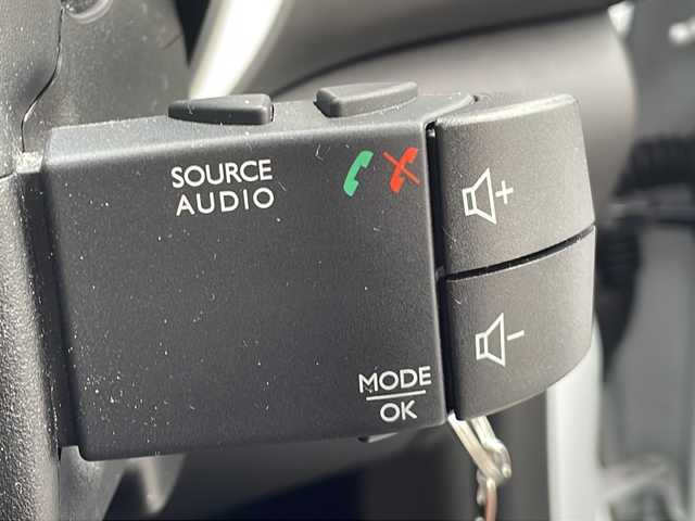ルノー ルノー トゥインゴ インテンス 静岡県 2021(令3)年 2.5万km 白 ワンオーナー/ディスプレイオーディオ/Bluetooth/バックカメラ/ETC/純正アルミホイール/リヤスポイラー/どtライブレコーダー/黒シートカバー/USB2口/本革ステアリング/アイドリングストップ/クルーズコントロール/キーレス/スペアキー有り/保証書/取扱説明書