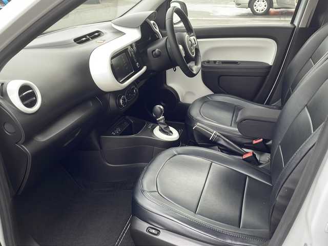 ルノー ルノー トゥインゴ インテンス 静岡県 2021(令3)年 2.5万km 白 ワンオーナー/ディスプレイオーディオ/Bluetooth/バックカメラ/ETC/純正アルミホイール/リヤスポイラー/どtライブレコーダー/黒シートカバー/USB2口/本革ステアリング/アイドリングストップ/クルーズコントロール/キーレス/スペアキー有り/保証書/取扱説明書