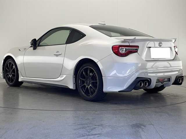トヨタ ８６ GT リミテッド 大阪府 2013(平25)年 12.4万km サテンホワイトパール (株)IDOMが運営する【じしゃロン東大阪店】の自社ローン専用車両になりますこちらは現金またはオートローンご利用時の価格です。自社ローンご希望の方は別途その旨お申付け下さい/TRD製エアロ/TRD製4本出しマフラー/社外17インチアルミ/純正ナビ【NSZT-W62G】/バックカメラ/パドルシフト/オートライト/HIDヘッドライト/ドライブレコーダー　/ＥＴＣ/スマートキー＆プッシュスタート/取説＆保証書/スペアスマートキー