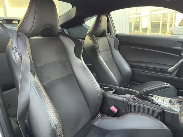 トヨタ ８６ GT リミテッド 大阪府 2013(平25)年 12.4万km サテンホワイトパール (株)IDOMが運営する【じしゃロン東大阪店】の自社ローン専用車両になりますこちらは現金またはオートローンご利用時の価格です。自社ローンご希望の方は別途その旨お申付け下さい/TRD製エアロ/TRD製4本出しマフラー/社外17インチアルミ/純正ナビ【NSZT-W62G】/バックカメラ/パドルシフト/オートライト/HIDヘッドライト/ドライブレコーダー　/ＥＴＣ/スマートキー＆プッシュスタート/取説＆保証書/スペアスマートキー