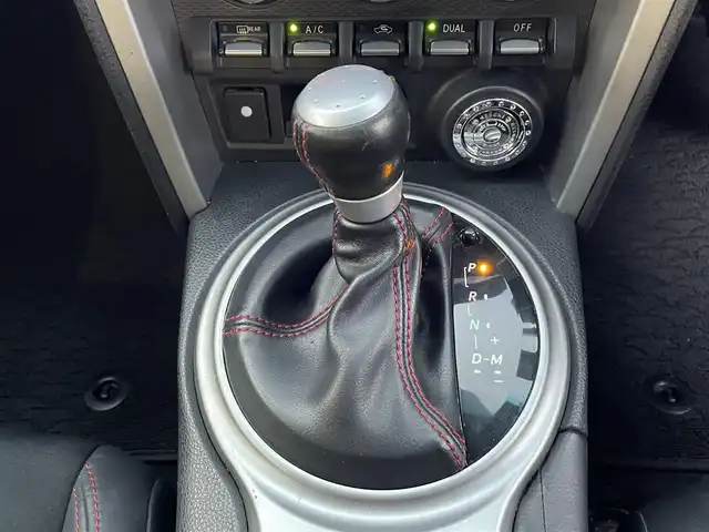 トヨタ ８６ GT リミテッド 大阪府 2013(平25)年 12.4万km サテンホワイトパール (株)IDOMが運営する【じしゃロン東大阪店】の自社ローン専用車両になりますこちらは現金またはオートローンご利用時の価格です。自社ローンご希望の方は別途その旨お申付け下さい/TRD製エアロ/TRD製4本出しマフラー/社外17インチアルミ/純正ナビ【NSZT-W62G】/バックカメラ/パドルシフト/オートライト/HIDヘッドライト/ドライブレコーダー　/ＥＴＣ/スマートキー＆プッシュスタート/取説＆保証書/スペアスマートキー