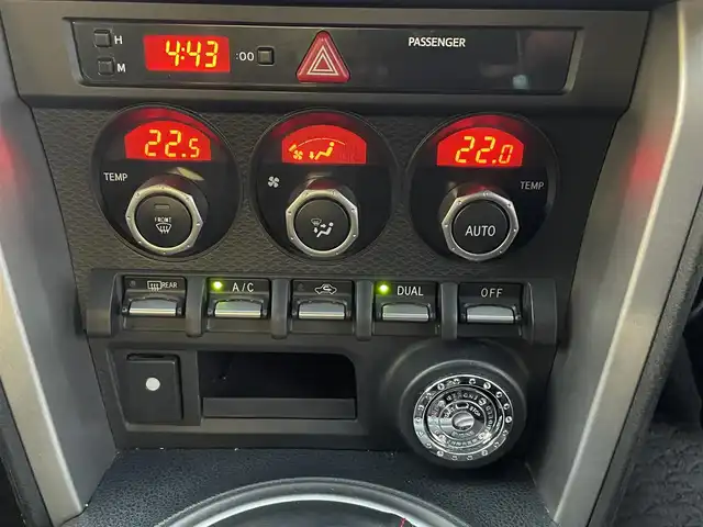 トヨタ ８６ GT リミテッド 大阪府 2013(平25)年 12.4万km サテンホワイトパール (株)IDOMが運営する【じしゃロン東大阪店】の自社ローン専用車両になりますこちらは現金またはオートローンご利用時の価格です。自社ローンご希望の方は別途その旨お申付け下さい/TRD製エアロ/TRD製4本出しマフラー/社外17インチアルミ/純正ナビ【NSZT-W62G】/バックカメラ/パドルシフト/オートライト/HIDヘッドライト/ドライブレコーダー　/ＥＴＣ/スマートキー＆プッシュスタート/取説＆保証書/スペアスマートキー