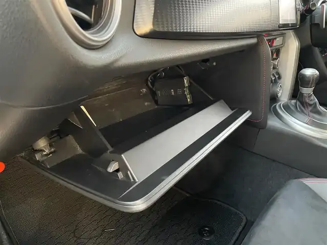 トヨタ ８６ GT リミテッド 大阪府 2013(平25)年 12.4万km サテンホワイトパール (株)IDOMが運営する【じしゃロン東大阪店】の自社ローン専用車両になりますこちらは現金またはオートローンご利用時の価格です。自社ローンご希望の方は別途その旨お申付け下さい/TRD製エアロ/TRD製4本出しマフラー/社外17インチアルミ/純正ナビ【NSZT-W62G】/バックカメラ/パドルシフト/オートライト/HIDヘッドライト/ドライブレコーダー　/ＥＴＣ/スマートキー＆プッシュスタート/取説＆保証書/スペアスマートキー