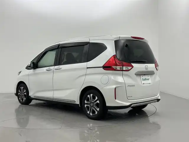 ホンダ フリード クロスター ホンダセンシング 熊本県 2020(令2)年 3万km プラチナホワイトパール 純正ナビ【VXM-204VFi】/・(CD/DVD/フルセグ/BT/SD/USB)/バックカメラ/社外前後ドライブレコーダー/ビルトインETC/両側パワースライドドア/ホンダセンシング/・アダプティブクルーズコントロール/・衝突軽減ブレーキ/・誤発進制御機能/・後方誤発進抑制機能/・近距離衝突軽減ブレーキ/・歩行者事故低減ステアリング/・路外逸脱制御機能/・車線維持支援システム/横滑り防止/アイドリングストップ/純正15インチアルミホイール/革巻きステアリング/ステアリングスイッチ/ハーフレザーシート/ルーフレール/オートライト/LEDヘッドライト/フォグライト/スマートキー/プッシュスタート/スペアキー1本/保証書/取扱説明書