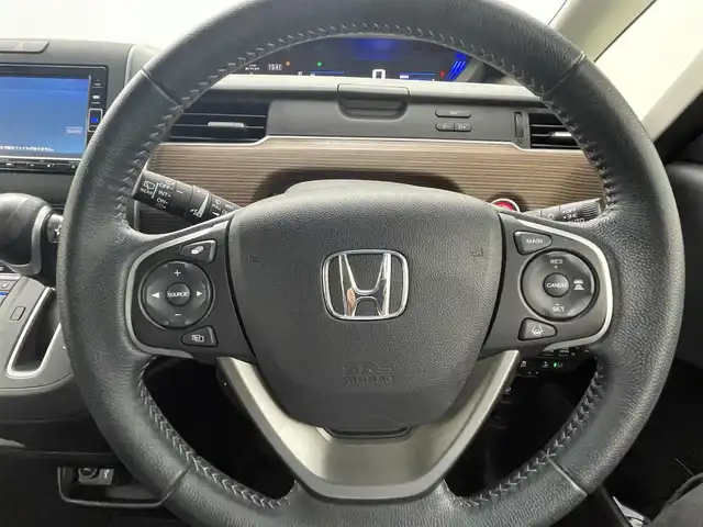 ホンダ フリード クロスター ホンダセンシング 熊本県 2020(令2)年 3万km プラチナホワイトパール 純正ナビ【VXM-204VFi】/・(CD/DVD/フルセグ/BT/SD/USB)/バックカメラ/社外前後ドライブレコーダー/ビルトインETC/両側パワースライドドア/ホンダセンシング/・アダプティブクルーズコントロール/・衝突軽減ブレーキ/・誤発進制御機能/・後方誤発進抑制機能/・近距離衝突軽減ブレーキ/・歩行者事故低減ステアリング/・路外逸脱制御機能/・車線維持支援システム/横滑り防止/アイドリングストップ/純正15インチアルミホイール/革巻きステアリング/ステアリングスイッチ/ハーフレザーシート/ルーフレール/オートライト/LEDヘッドライト/フォグライト/スマートキー/プッシュスタート/スペアキー1本/保証書/取扱説明書