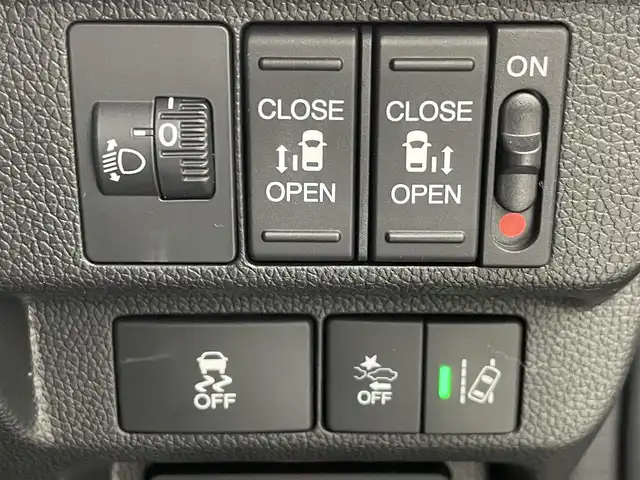 ホンダ フリード クロスター ホンダセンシング 熊本県 2020(令2)年 3万km プラチナホワイトパール 純正ナビ【VXM-204VFi】/・(CD/DVD/フルセグ/BT/SD/USB)/バックカメラ/社外前後ドライブレコーダー/ビルトインETC/両側パワースライドドア/ホンダセンシング/・アダプティブクルーズコントロール/・衝突軽減ブレーキ/・誤発進制御機能/・後方誤発進抑制機能/・近距離衝突軽減ブレーキ/・歩行者事故低減ステアリング/・路外逸脱制御機能/・車線維持支援システム/横滑り防止/アイドリングストップ/純正15インチアルミホイール/革巻きステアリング/ステアリングスイッチ/ハーフレザーシート/ルーフレール/オートライト/LEDヘッドライト/フォグライト/スマートキー/プッシュスタート/スペアキー1本/保証書/取扱説明書