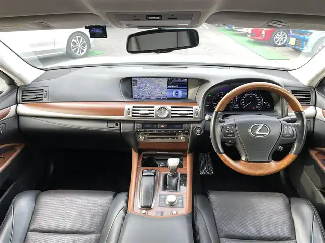 レクサス ＬＳ 460 バージョンC Iパッケージ 島根県 2013(平25)年 6.2万km ホワイトパールクリスタルシャイン /純正メーカーオプションナビ//フルセグTV/CD/DVD/BT/USB/AUX//LEXUSプレミアムサウンドシステム//ブラインドスポットモニター//前方ドライブレコーダー//バックカメラ//ビルトインETC//マルチインフォメーションディスプレイ//リモートタッチ//ドライブモードセレクトスイッチ//スノーモードスイッチ//車高選択スイッチ//電動パーキングブレーキ//オートホールド//クルーズコントロール//コーナーセンサー//横滑り防止装置//MTモード付AT//プッシュスタート//純正18インチアルミホイール//純正フロアマット//純正オートHIDヘッドライト//フロントフォグランプ/オートハイビーム//オートリトラクタブルミラー//自動防眩ミラー//電動トランクリッド//レザーシート//シートメモリー(D/N)//パワーシート(D/N)//エアシート(D/N)//シートヒーター(D/N)//オットマン(N)//ウッドコンビステアリング//ステアリングスイッチ//ステアリングヒーター//アナログ時計//リヤサンシェード//スペアタイヤ//nanoe//スマートキー×2/カードキー×1//保証書/取扱説明書/ナビ説明書//ディーラー記録簿(H25.26.27.28.29.30.31.R1.3.4.6)