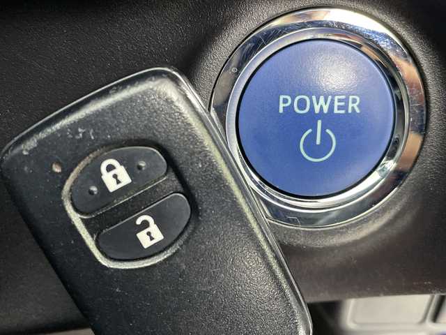 トヨタ アクア S 群馬県 2021(令3)年 2.6万km ダークブルーマイカ 禁煙車　セーフティセンス　純正７インチナビ　パノラミックビューモニター　ＬＥＤライト　ヘッドライトレベライザー　クリアランスソナー　ステアリングリモコン　スマートキー　ETC　ドライブレコーダー