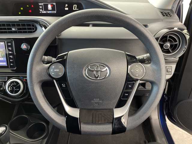 トヨタ アクア S 群馬県 2021(令3)年 2.6万km ダークブルーマイカ 禁煙車　セーフティセンス　純正７インチナビ　パノラミックビューモニター　ＬＥＤライト　ヘッドライトレベライザー　クリアランスソナー　ステアリングリモコン　スマートキー　ETC　ドライブレコーダー