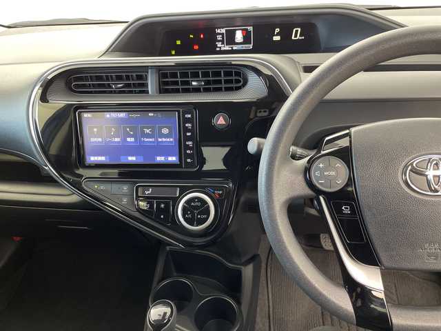 トヨタ アクア S 群馬県 2021(令3)年 2.6万km ダークブルーマイカ 禁煙車　セーフティセンス　純正７インチナビ　パノラミックビューモニター　ＬＥＤライト　ヘッドライトレベライザー　クリアランスソナー　ステアリングリモコン　スマートキー　ETC　ドライブレコーダー