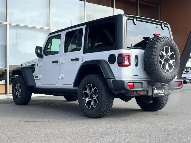 クライスラー・ジープ ジープ ラングラー アンリミテッド ルビコン 岐阜県 2021(令3)年 1.9万km ブライトホワイト オーディオナビゲーションシステム（Uconnect）/地デジテレビチューナー/Bluetooth/AppleCarPlay/Android Auto/バックカメラ/サブウーハー付きアルパインプレミアムスピーカー/Bestopサンライダーオープントップ/（純正ハードトップ有）/アダプティブクルーズコントロール/ブラインドスポットモニター/フロント、リアパークアシスト/前面衝突警報/RUBICONレザーシート/フロントシートヒーター/ヒーテッドステアリング/LEDヘッドライト/オートハイビーム