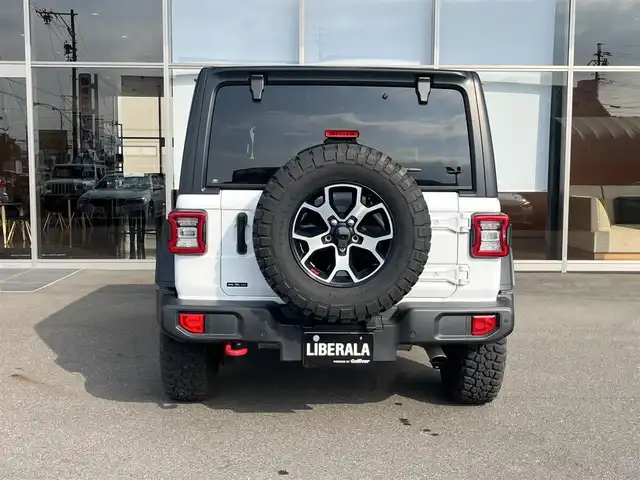 クライスラー・ジープ ジープ ラングラー アンリミテッド ルビコン 岐阜県 2021(令3)年 1.9万km ブライトホワイト オーディオナビゲーションシステム（Uconnect）/地デジテレビチューナー/Bluetooth/AppleCarPlay/Android Auto/バックカメラ/サブウーハー付きアルパインプレミアムスピーカー/Bestopサンライダーオープントップ/（純正ハードトップ有）/アダプティブクルーズコントロール/ブラインドスポットモニター/フロント、リアパークアシスト/前面衝突警報/RUBICONレザーシート/フロントシートヒーター/ヒーテッドステアリング/LEDヘッドライト/オートハイビーム