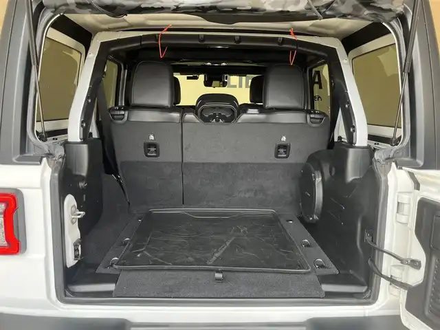 クライスラー・ジープ ジープ ラングラー アンリミテッド ルビコン 岐阜県 2021(令3)年 1.9万km ブライトホワイト オーディオナビゲーションシステム（Uconnect）/地デジテレビチューナー/Bluetooth/AppleCarPlay/Android Auto/バックカメラ/サブウーハー付きアルパインプレミアムスピーカー/Bestopサンライダーオープントップ/（純正ハードトップ有）/アダプティブクルーズコントロール/ブラインドスポットモニター/フロント、リアパークアシスト/前面衝突警報/RUBICONレザーシート/フロントシートヒーター/ヒーテッドステアリング/LEDヘッドライト/オートハイビーム