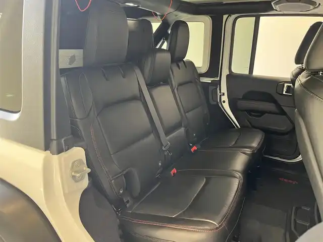 クライスラー・ジープ ジープ ラングラー アンリミテッド ルビコン 岐阜県 2021(令3)年 1.9万km ブライトホワイト オーディオナビゲーションシステム（Uconnect）/地デジテレビチューナー/Bluetooth/AppleCarPlay/Android Auto/バックカメラ/サブウーハー付きアルパインプレミアムスピーカー/Bestopサンライダーオープントップ/（純正ハードトップ有）/アダプティブクルーズコントロール/ブラインドスポットモニター/フロント、リアパークアシスト/前面衝突警報/RUBICONレザーシート/フロントシートヒーター/ヒーテッドステアリング/LEDヘッドライト/オートハイビーム